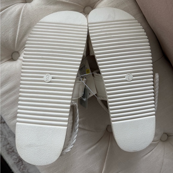 NEW a new day White Sandals with Gold Accents Size 9 - Picture 6 of 6